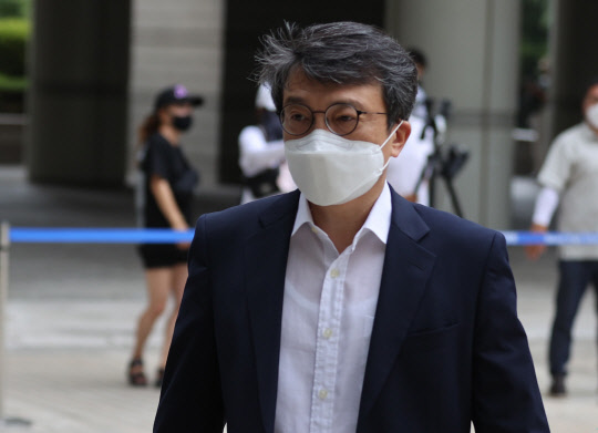 11일 열린민주당 김의겸 의원이 서울 서초구 서울고법에서 열린 정경심 동양대 교수의 항소심 선고공판을 방청하기 위해 법정으로 향하고 있다. 연합뉴스.